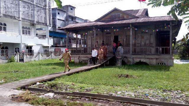 Bupati Rohil Meninjau Rumah Sejarah       